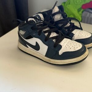 Nike Kids Sneakers in Dark Blue and White